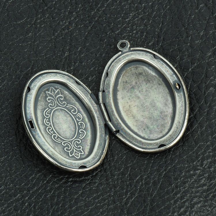 Silver Plate Locket 38mm x27mm(1.5x1in) Engraved Oval Locket, Classic Silver, pkg/2