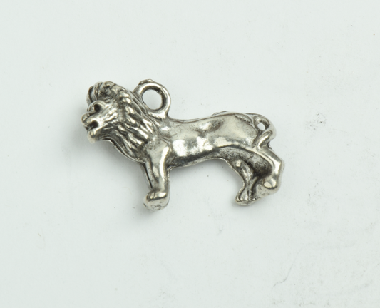 Lion Charm in 3D, classic silver, pack of 6