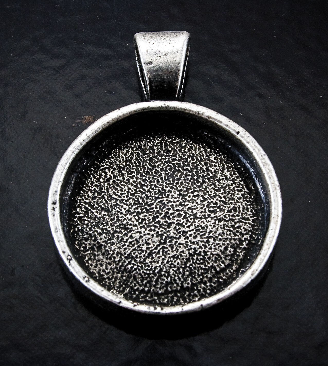 2 Deep Dish Bezel Pendants, 1" round tray, antique silver or rustic brown, pack of 2 P2015AS