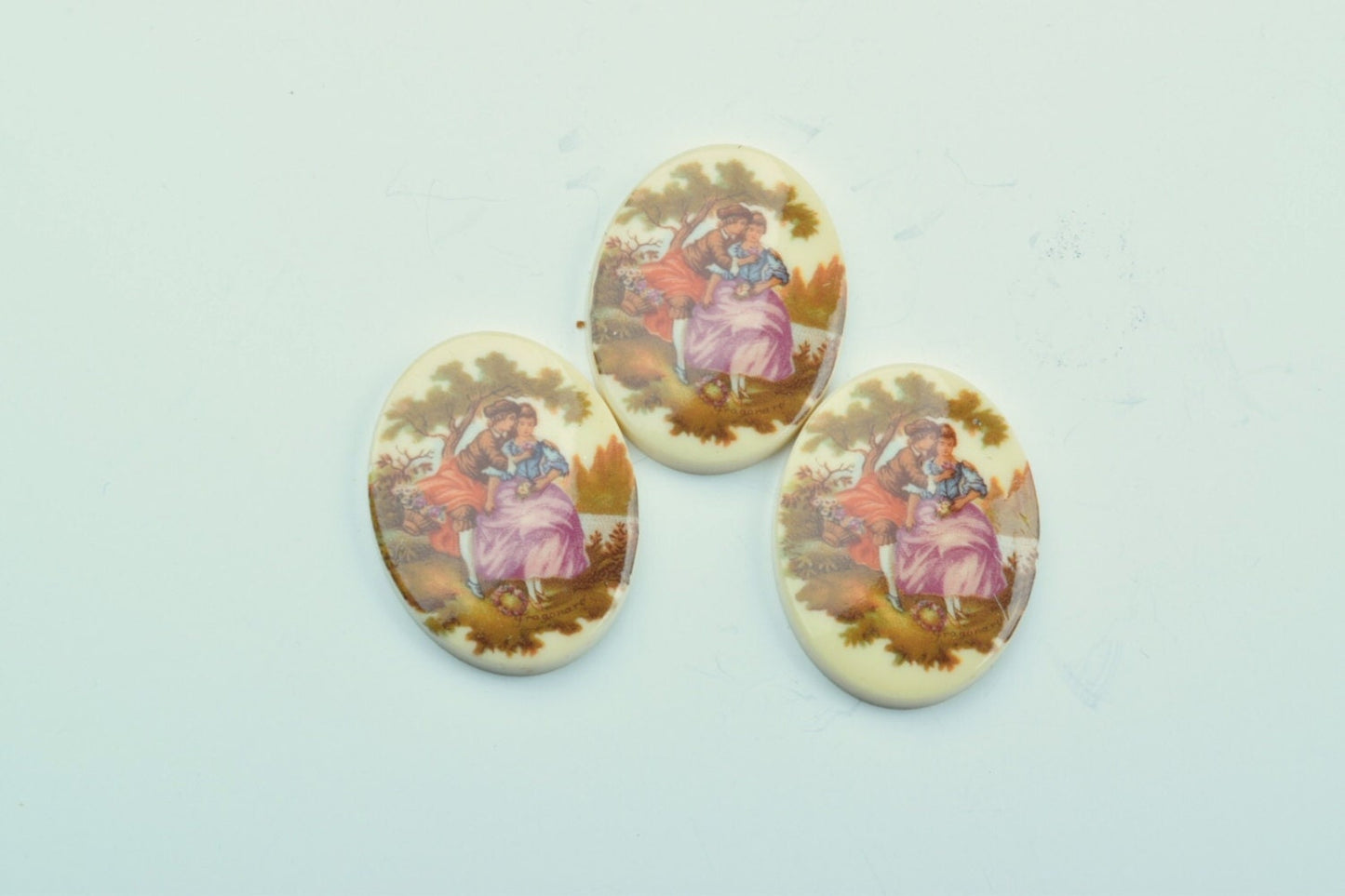 Vintage 40mm Vintage "French Couple Sharing Secrets", pack of 3