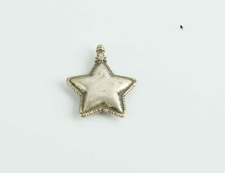29mm PUFF STAR Charm or pendant, antique silver, pack of 6